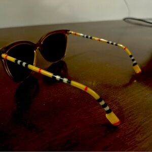 Burberry womens clare sunglasses in transparent brown
